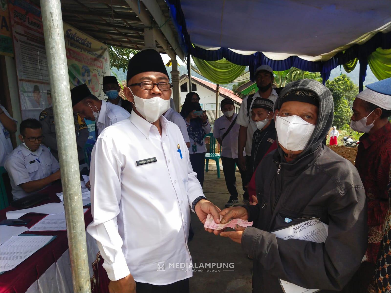 Berkah Ramadhan, 104 KPM BLT-DD Pekon Simpangsari Terima Bantuan Tiga Bulan