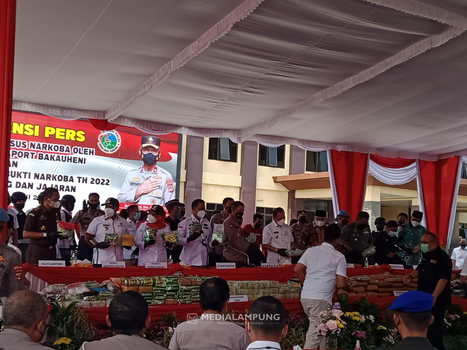 Polda Lampung Musnahkan BB 158 Kg Ganja, 181,36 Kg Sabu dan 18 Ribu Botol Miras 