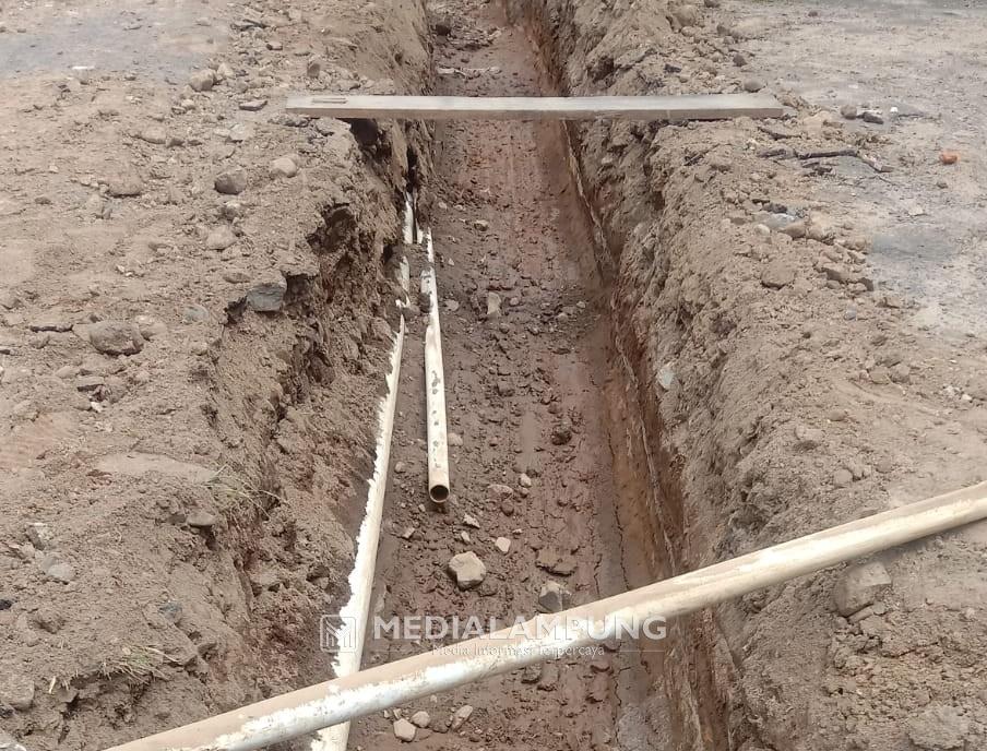 Pembangunan Drainase Jalan Nasional di Waytenong Rusak Jaringan Pipa PDAM 