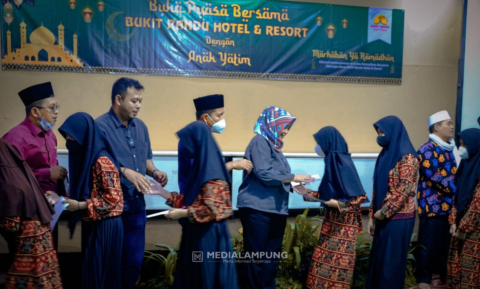 Buka Puasa Bersama, Bukit Randu Santuni 45 Anak Yatim