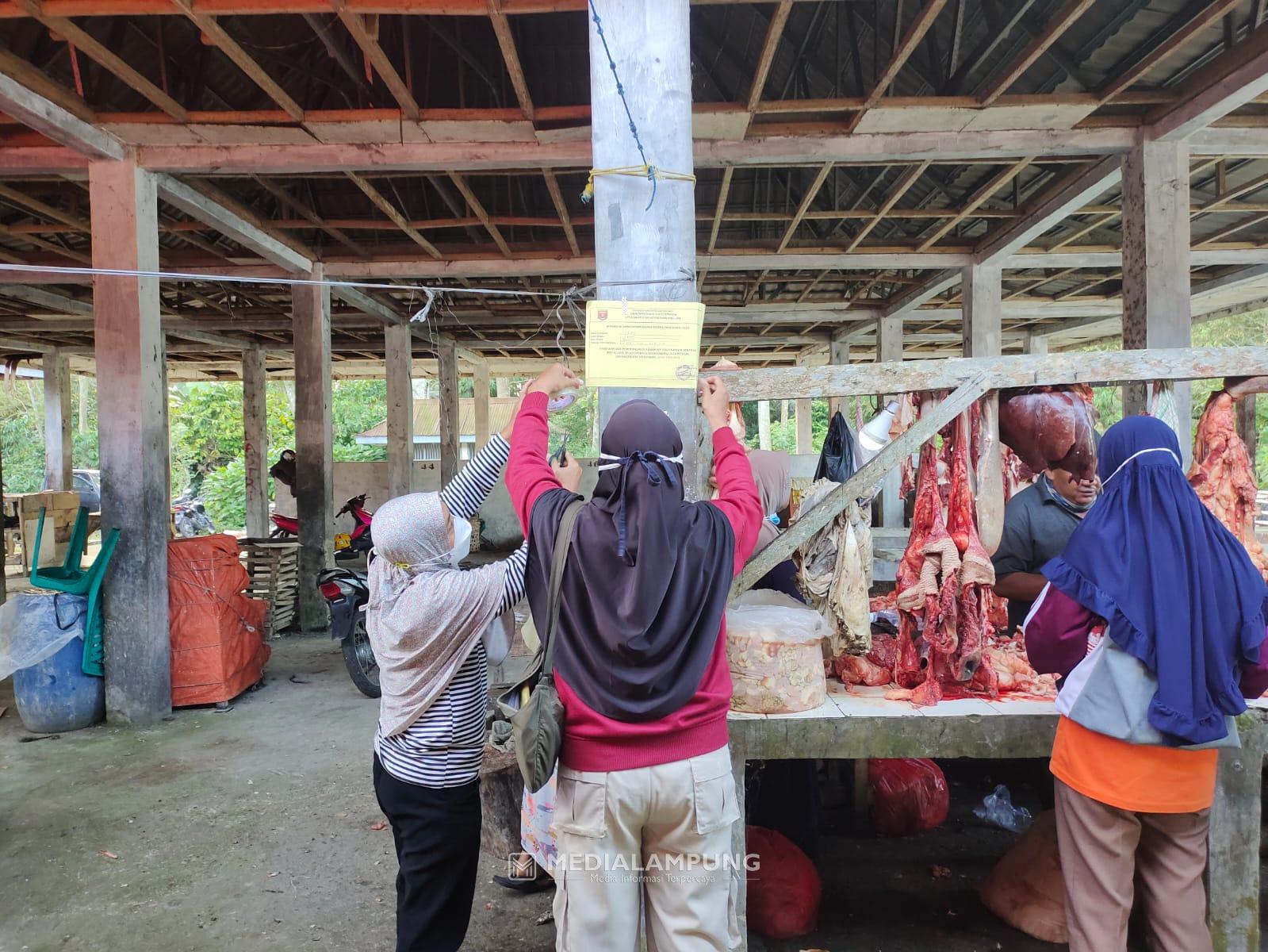 Jelang Bulan Ramadhan, Disbunnak Lambar Cek Kondisi Daging di Pasar Liwa