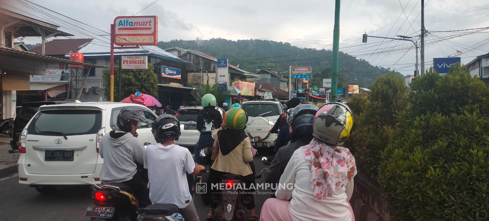 Jelang Buka Puasa, Kawasan Taman Kota-Tugu Liwa Alami Kemacetan 