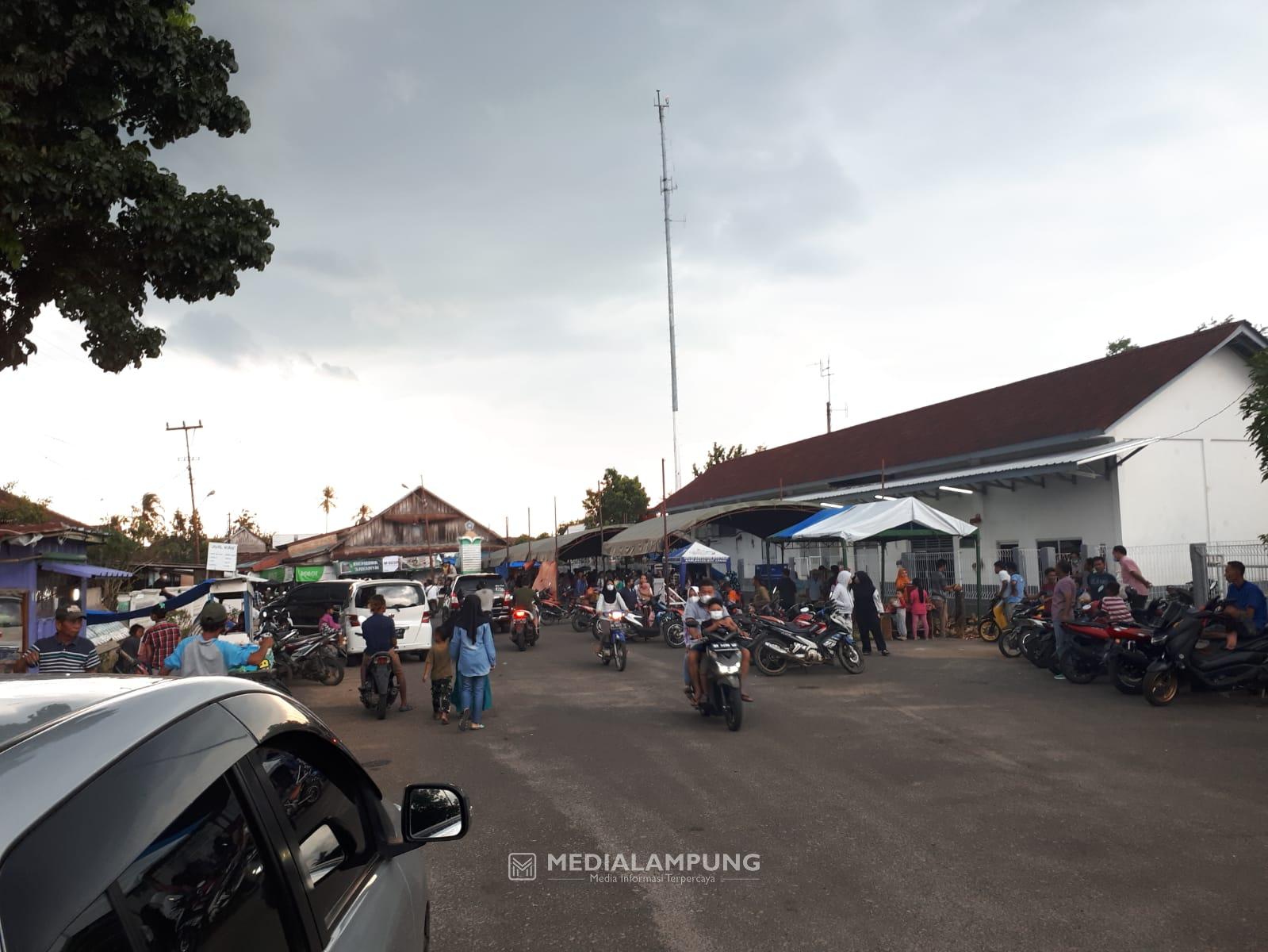 Belanja Kebutuhan Berbuka, Warga Blambangan Umpu Penuhi Pasar Kaget