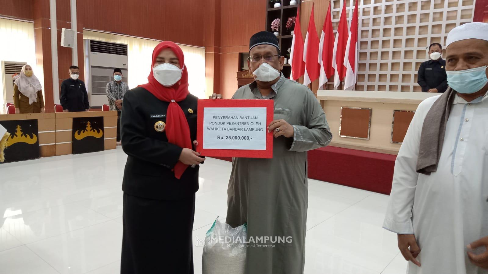 Bunda Eva Serahkan Bantuan Operasional ke 86 Pondok Pesantren