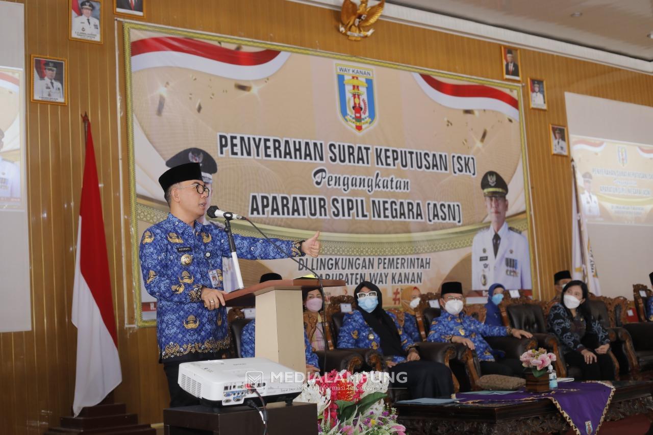 Adipati Surya Serahkan SK CPNS 2021 dan PPPK Tahap I dan II