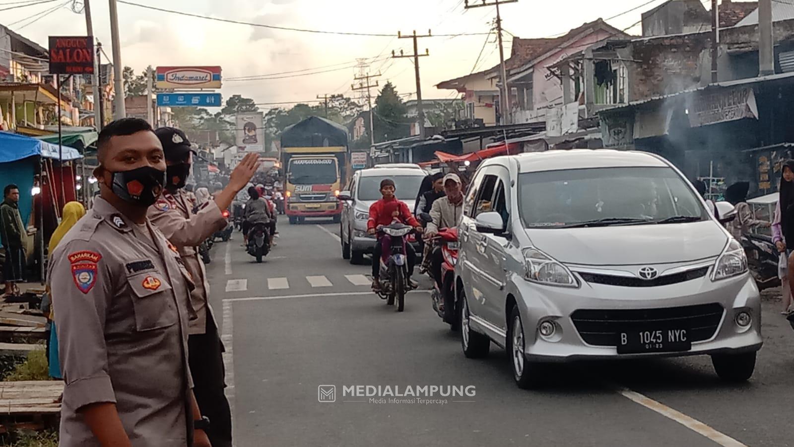 Polsek Sumberjaya Terjunkan Personil Jaga Lokasi-Lokasi Pasar Ramadhan 