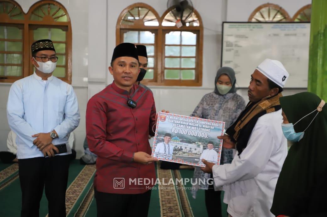 Parosil Serahkan Bantuan Rp100 Juta Untuk Pembangunan Masjid Al-Hidayah