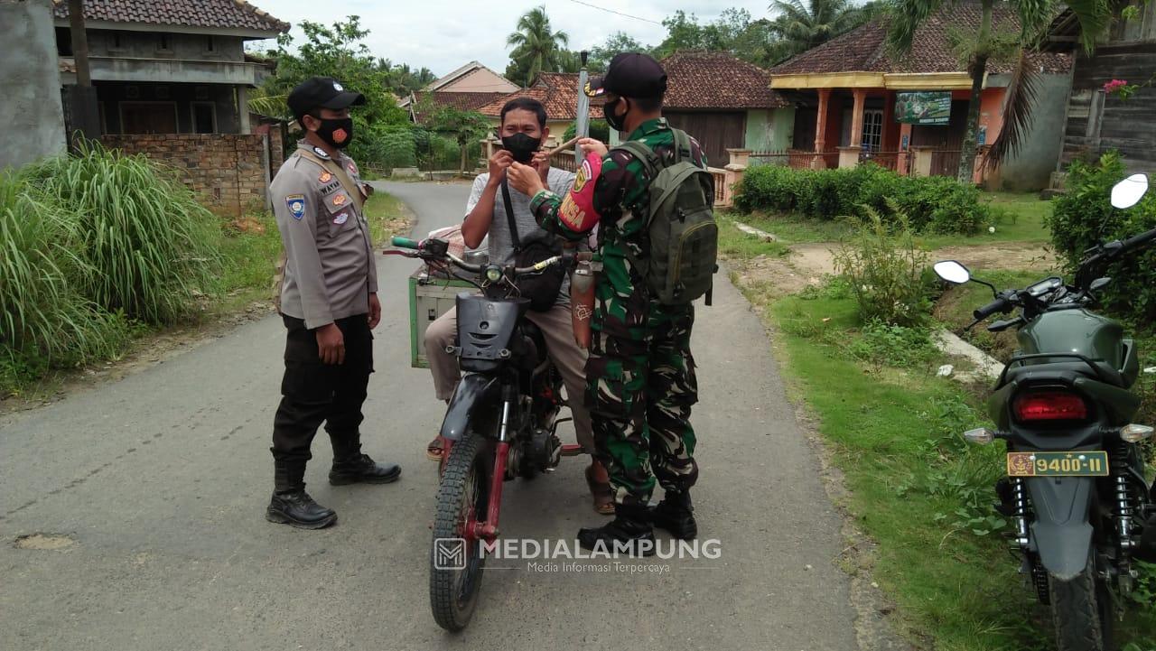 Babinsa Koramil Banjit Patroli Prokes di Kampung Kemu