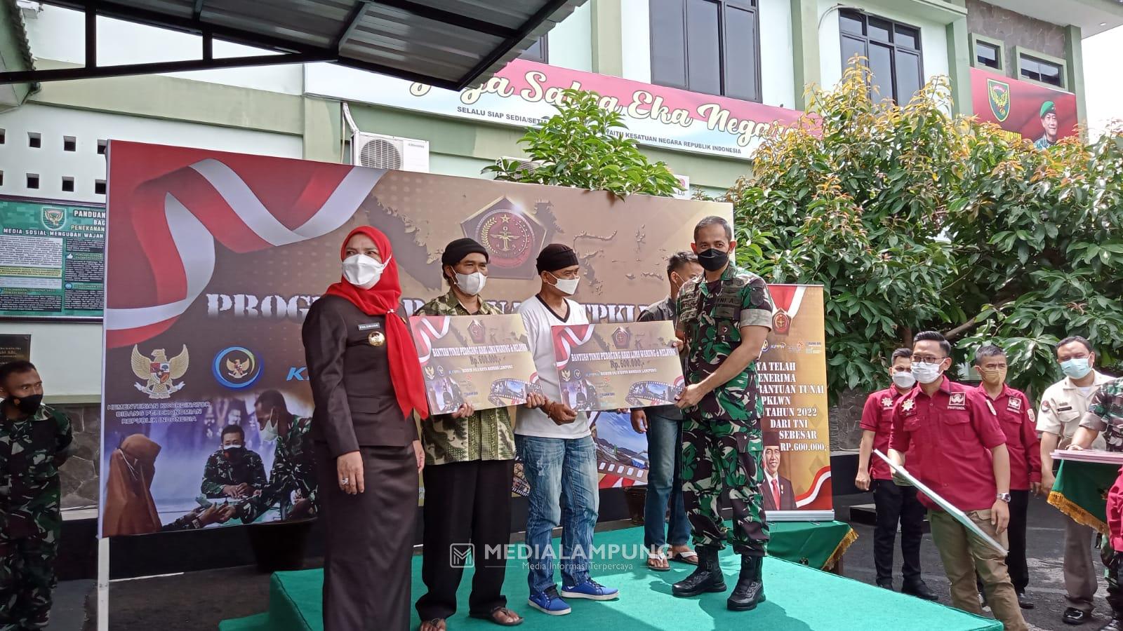 Hadiri Pembagian BT-PKLWN, Bunda Eva Berikan Umroh Gratis ke 3 Warga