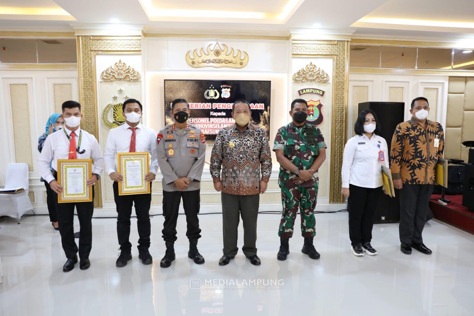 Arinal Beri Penghargaan kepada Personil Polda Lampung, Dirjen Bea Cukai dan BNN Lampung