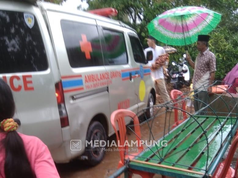 Anggota DPRD Waykanan Mulyadi Rahman Beri Bantuan Ambulans Gratis di Kecamatan Banjit