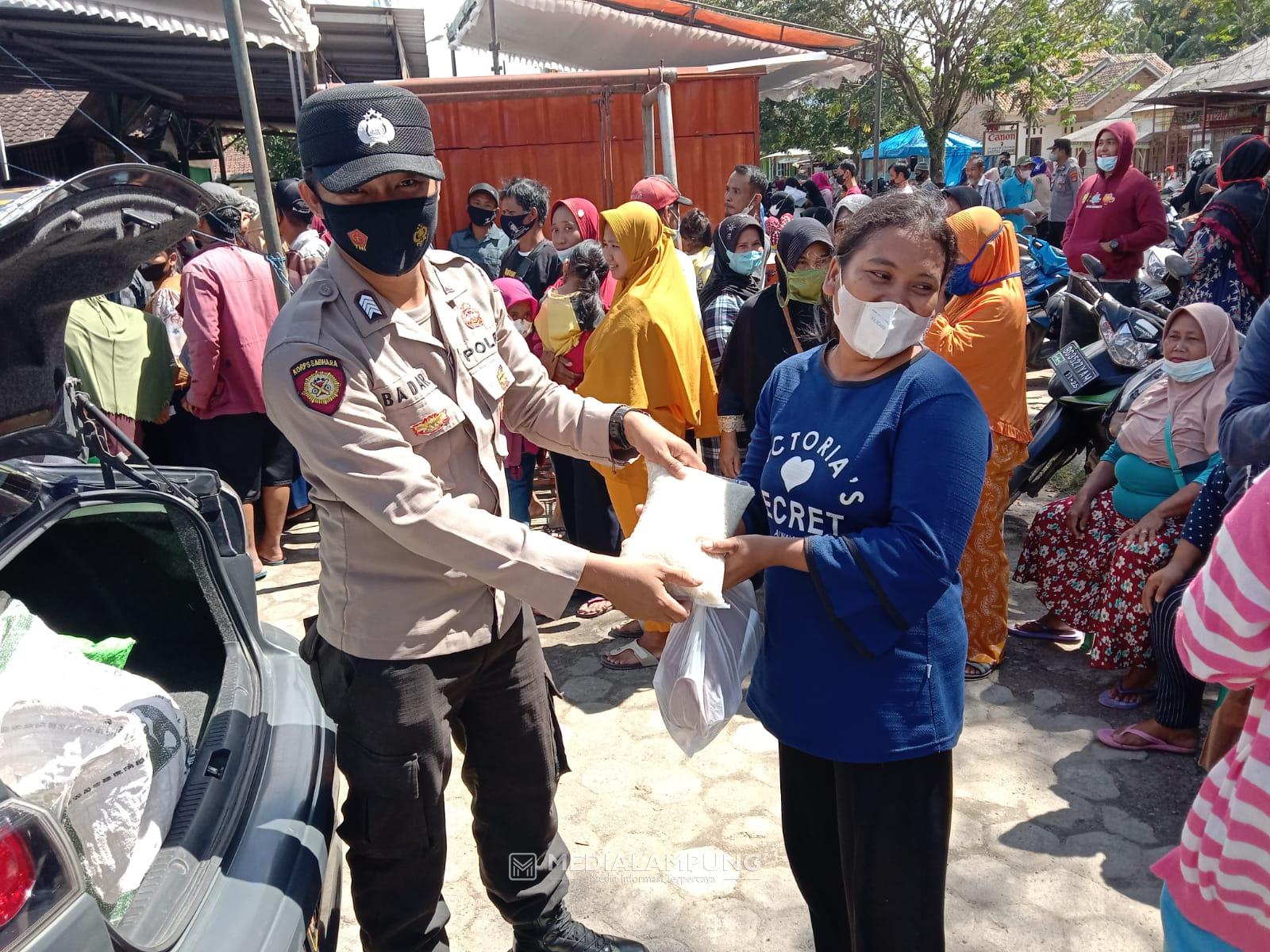 Tarik Minat Warga, Polsek Way Tuba Bagikan Minyak Goreng ke Peserta Vaksinasi