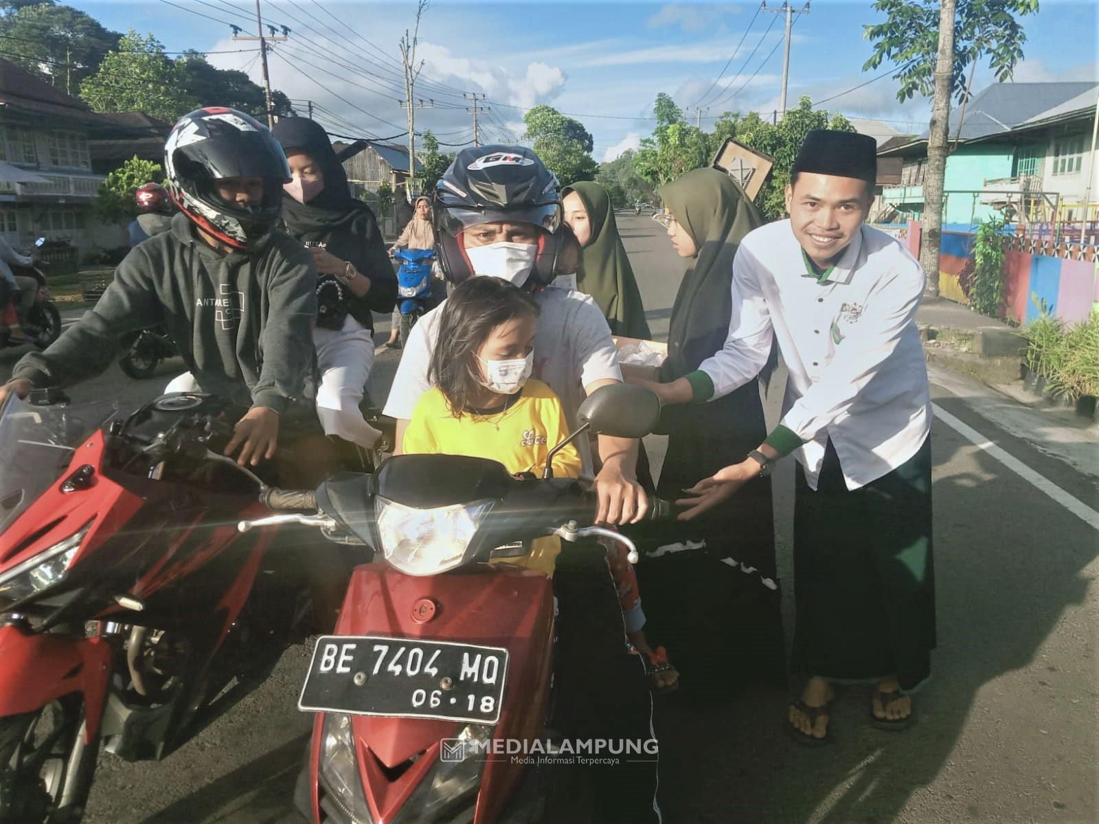 PAC IPNU-IPPNU Balikbukit Bagi-Bagi Takjil ke Pengguna Jalan 