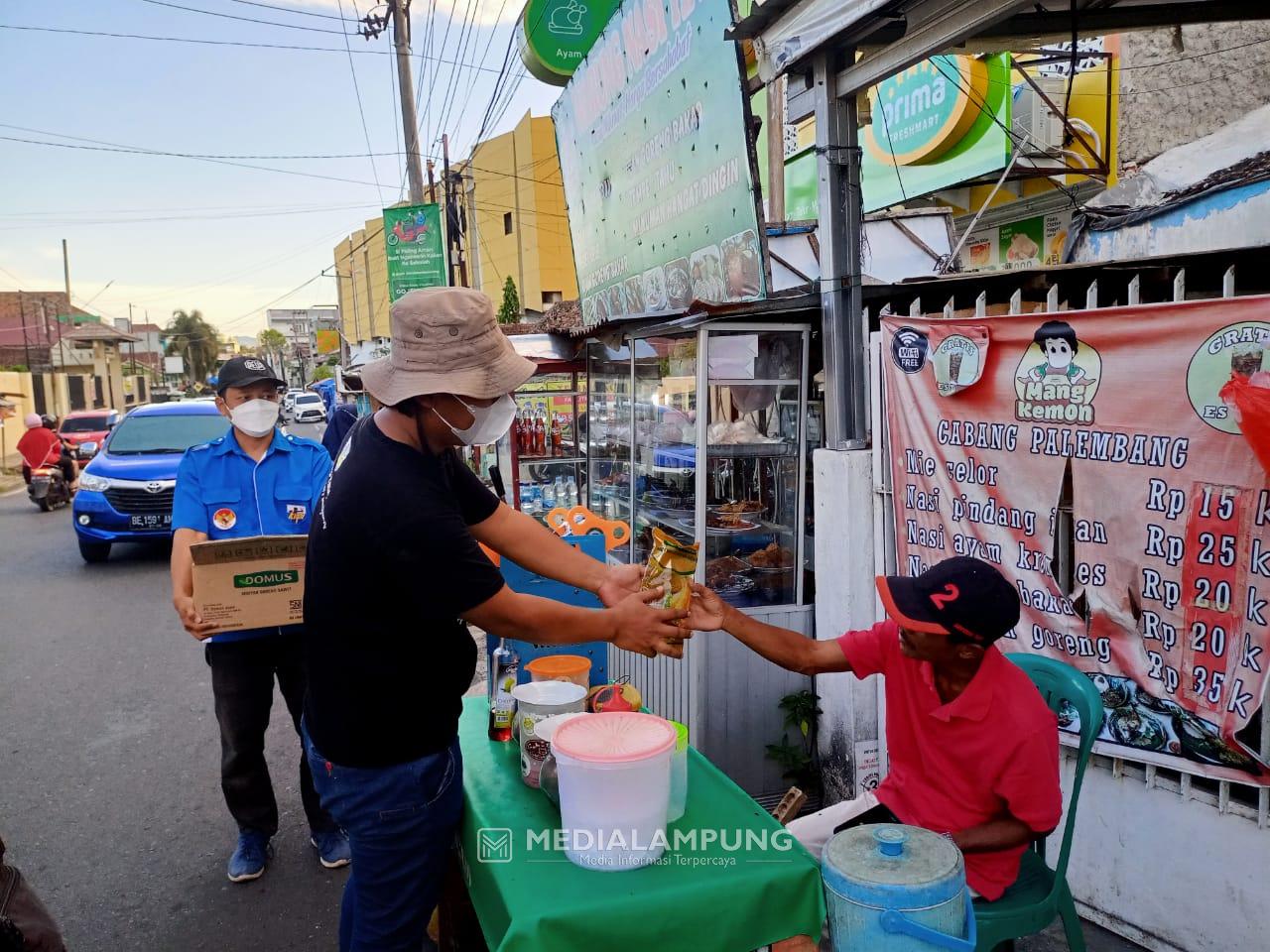 Bantu Masyarakat, KNPI Bandarlampung Bagikan Minyak Goreng Gratis