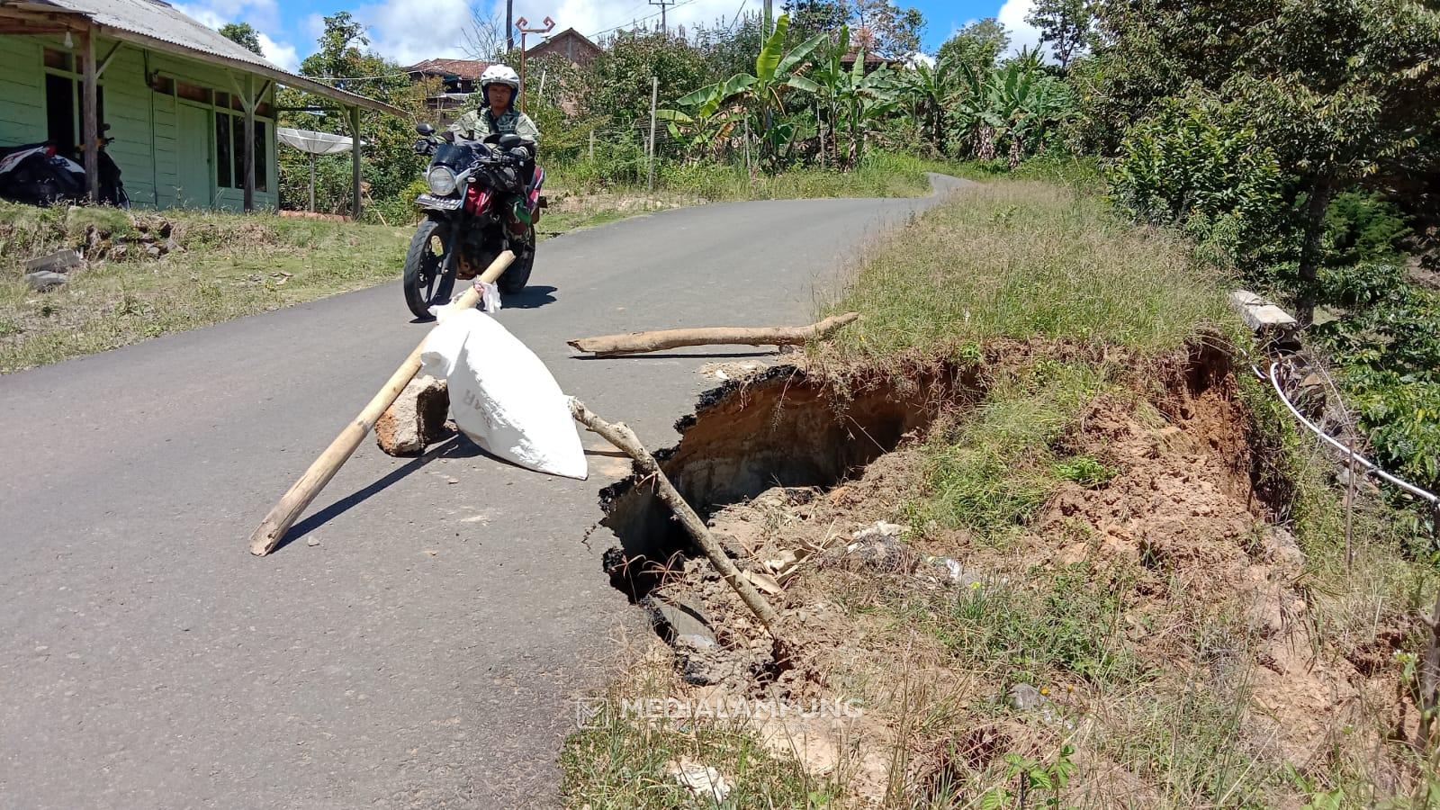 Kerusakan Jalan Pampangan-Mekarsari Terus Bertambah, Pemerintah Diminta Bertindak