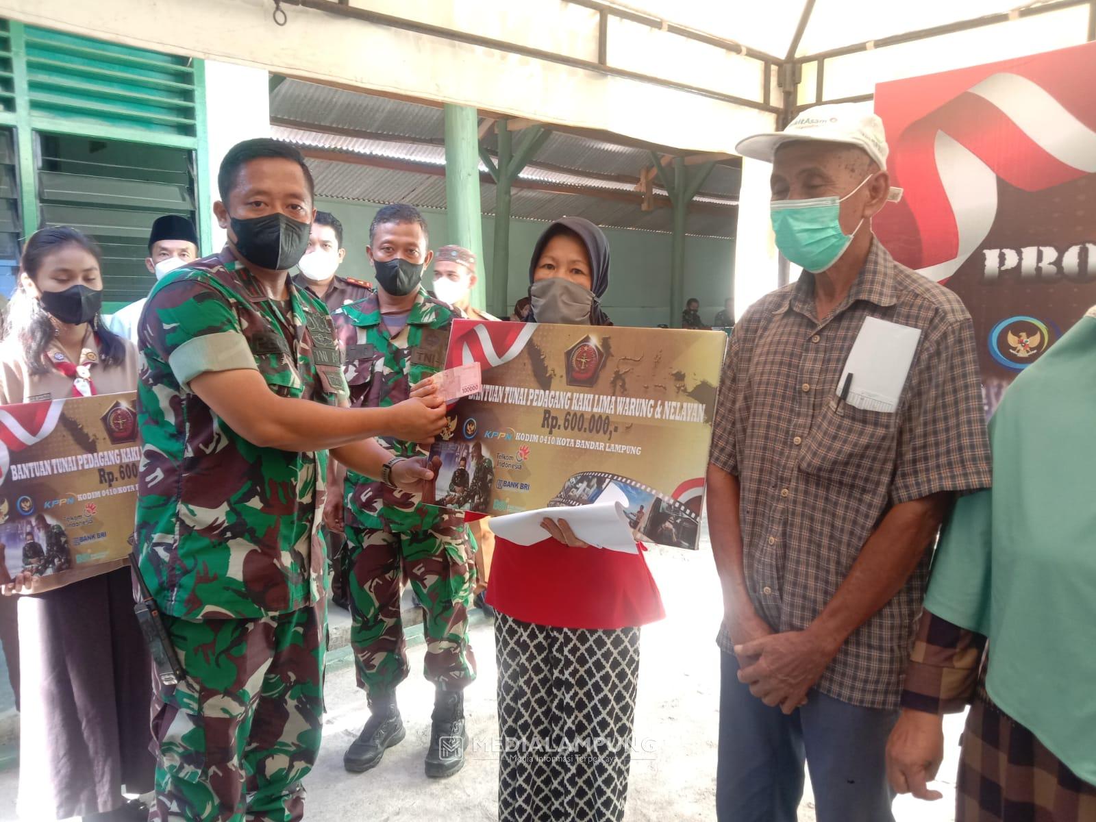 Salurkan BT-PKLWN, Danramil Panjang Berpesan Bantuan Dimanfaatkan untuk Tambah Modal Usaha