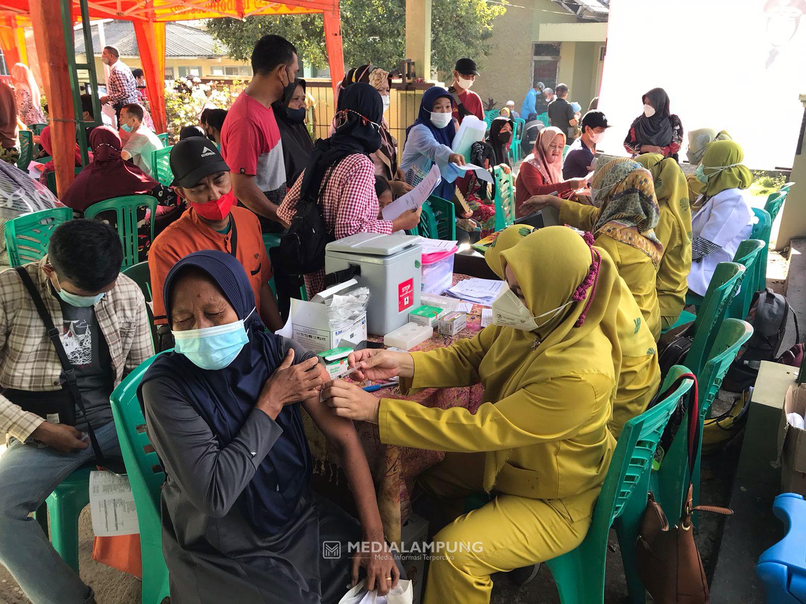 Koramil Kedaton Menyalurkan BT-PKLWN dan Gelar Vaksinasi Covid untuk Masyarakat