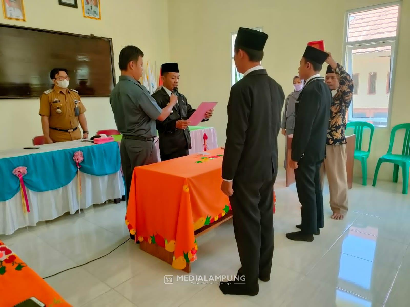 Kakam Karya Jaya Lantik Dua Aparatur Kampung Hasil Seleksi